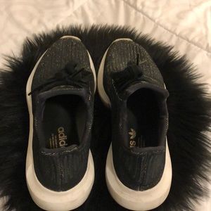 Adidas Runners Black/Gold - size 8